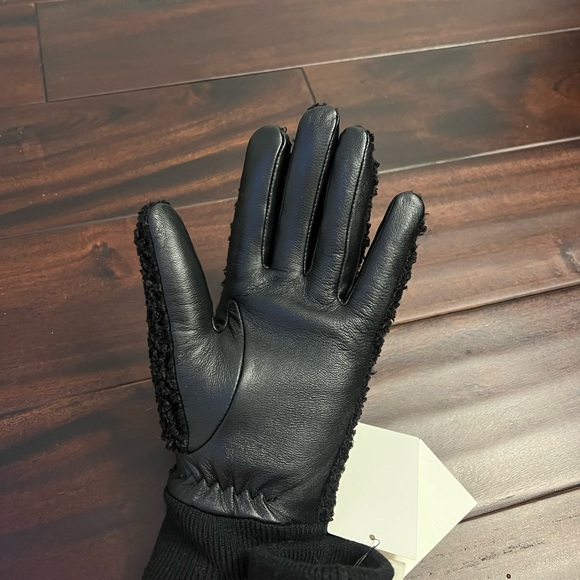 NEW! UGG Black Gloves & Mittens for Stylish Warmth - Picture 5 of 9